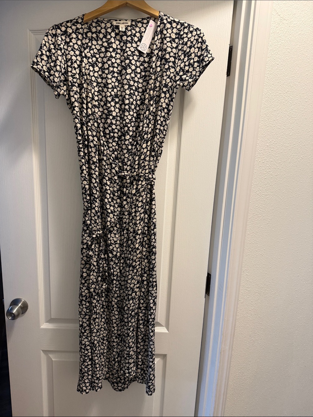 102-W  Billabong Black Floral Wrap Maxi Dress size XS/TP